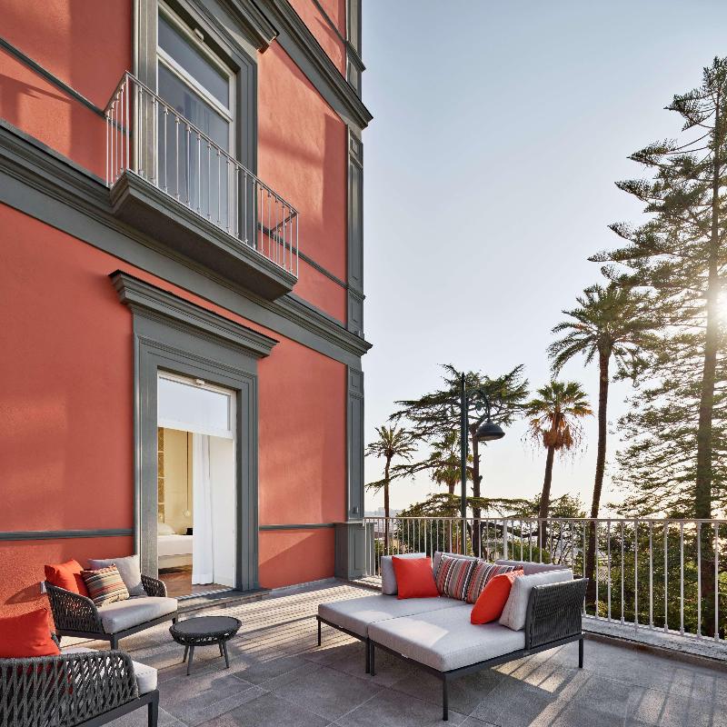 de Bonart Naples-Curio Collection by Hilton - Oda