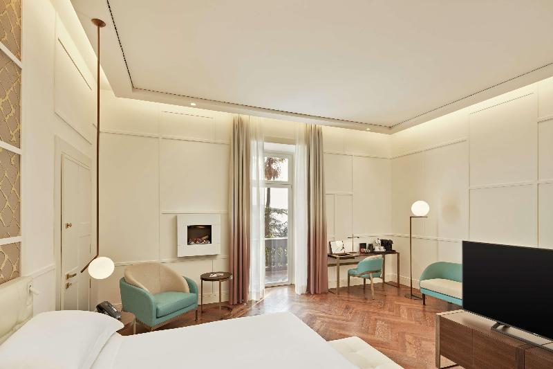 de Bonart Naples-Curio Collection by Hilton - Oda