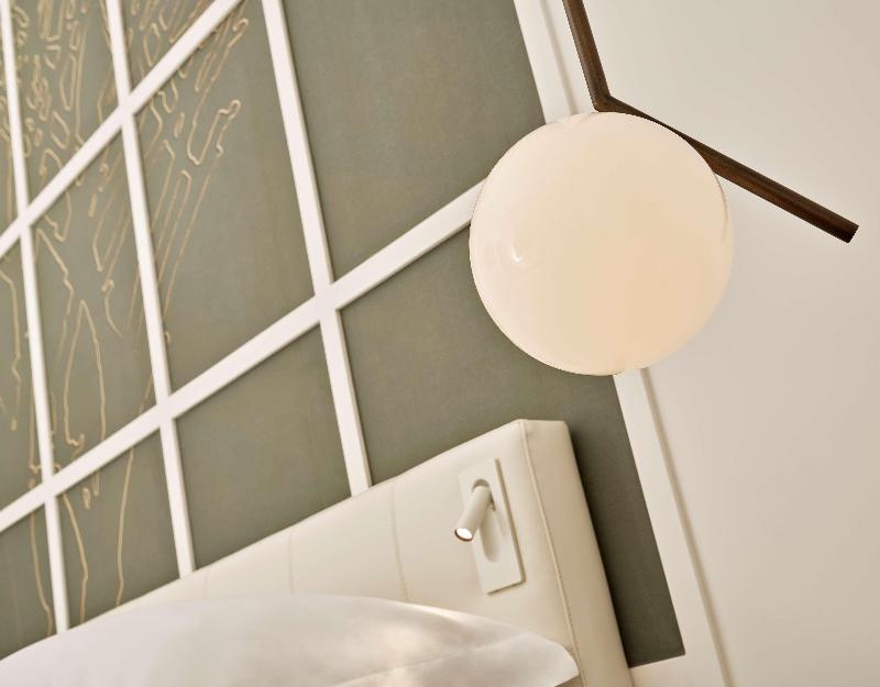 de Bonart Naples-Curio Collection by Hilton - Oda