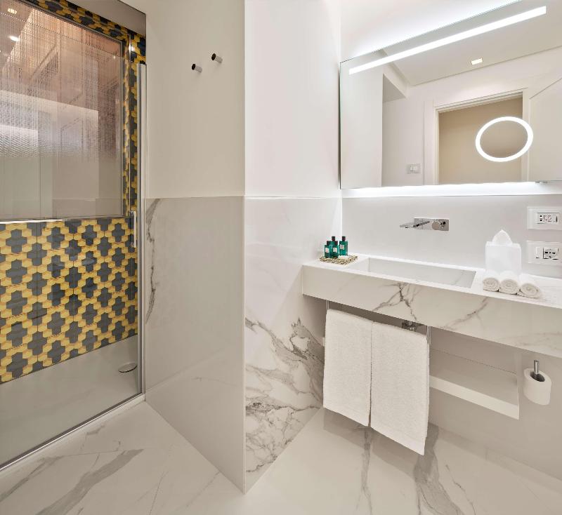de Bonart Naples-Curio Collection by Hilton - Oda