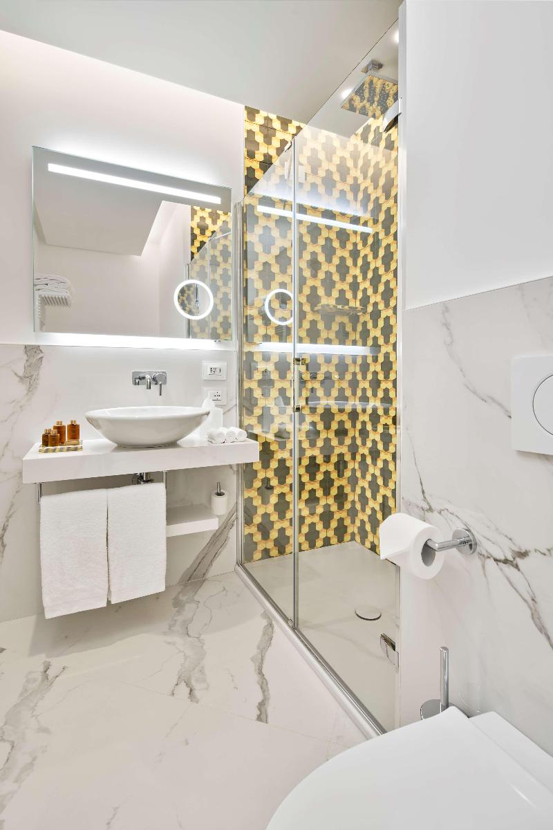 de Bonart Naples-Curio Collection by Hilton - Oda