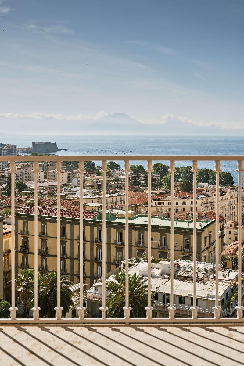 de Bonart Naples-Curio Collection by Hilton - Oda