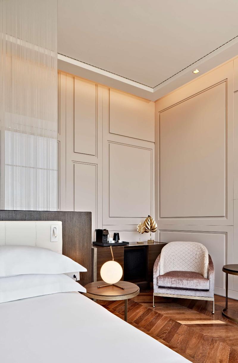 de Bonart Naples-Curio Collection by Hilton - Oda