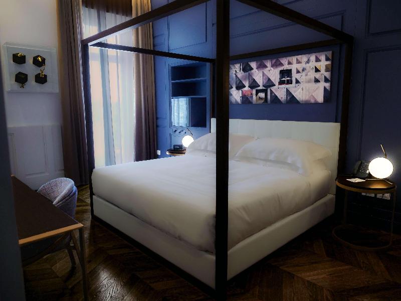 de Bonart Naples-Curio Collection by Hilton - Oda