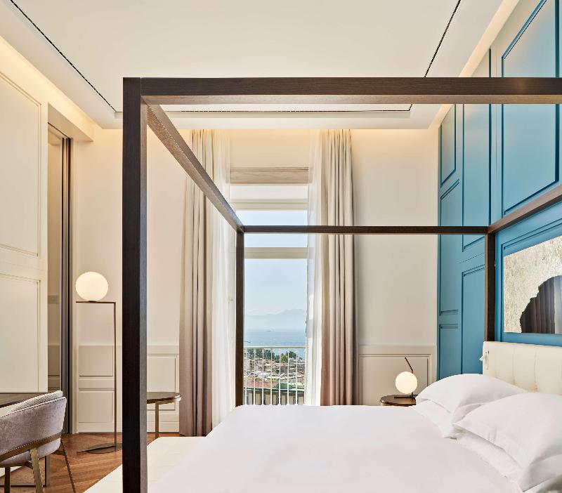 de Bonart Naples-Curio Collection by Hilton - Oda