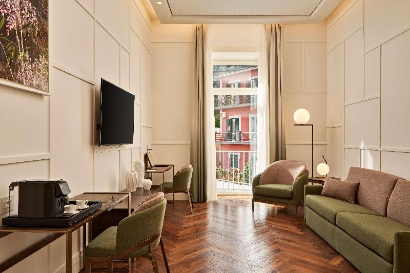 de Bonart Naples-Curio Collection by Hilton - Oda
