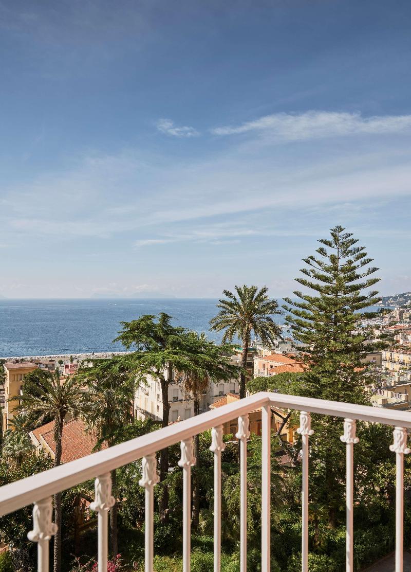 de Bonart Naples-Curio Collection by Hilton - Oda