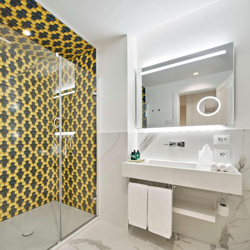 de Bonart Naples-Curio Collection by Hilton - Oda