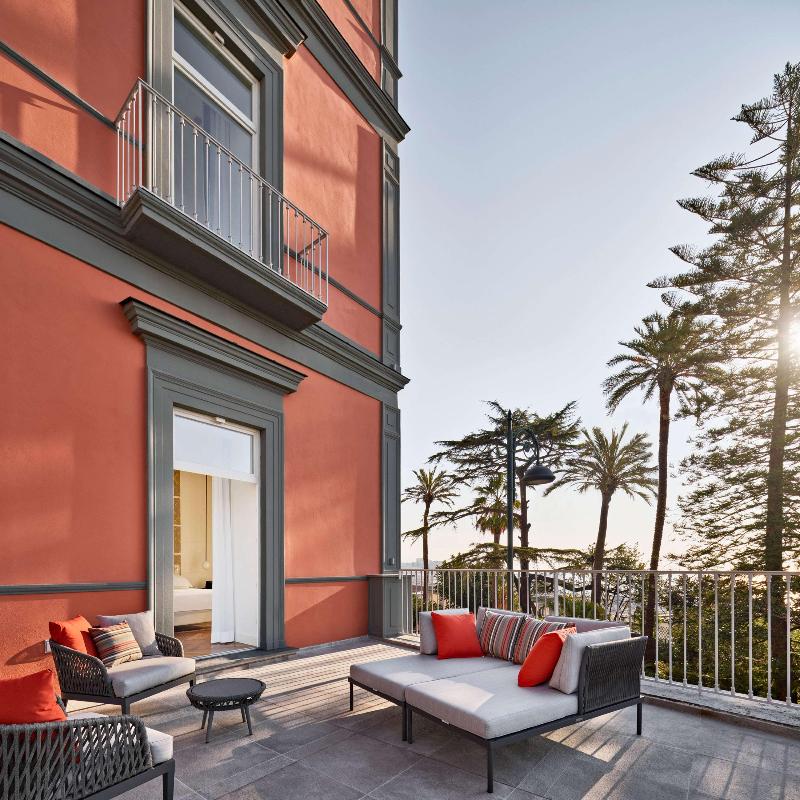 de Bonart Naples-Curio Collection by Hilton - Oda