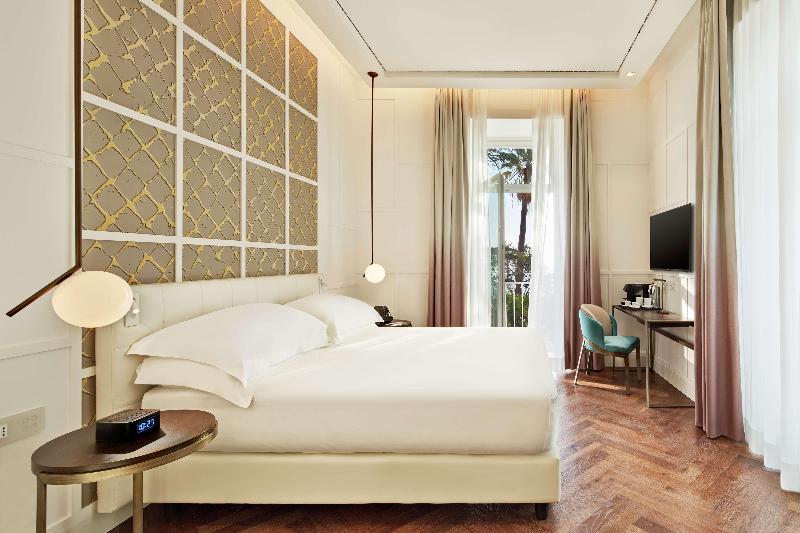 de Bonart Naples-Curio Collection by Hilton - Oda