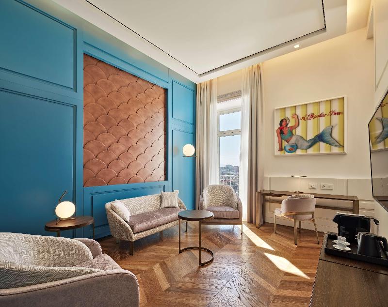 de Bonart Naples-Curio Collection by Hilton - Oda