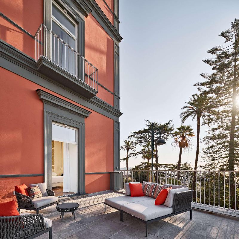 de Bonart Naples-Curio Collection by Hilton - Oda