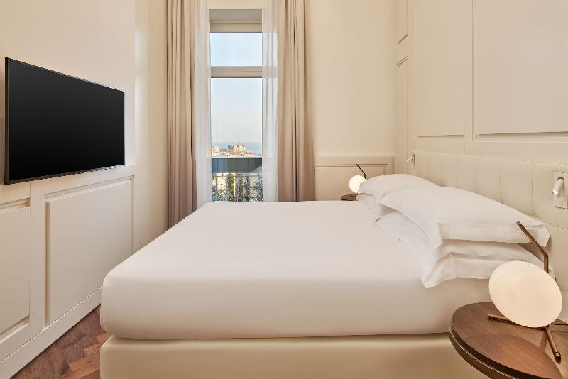 de Bonart Naples-Curio Collection by Hilton - Oda