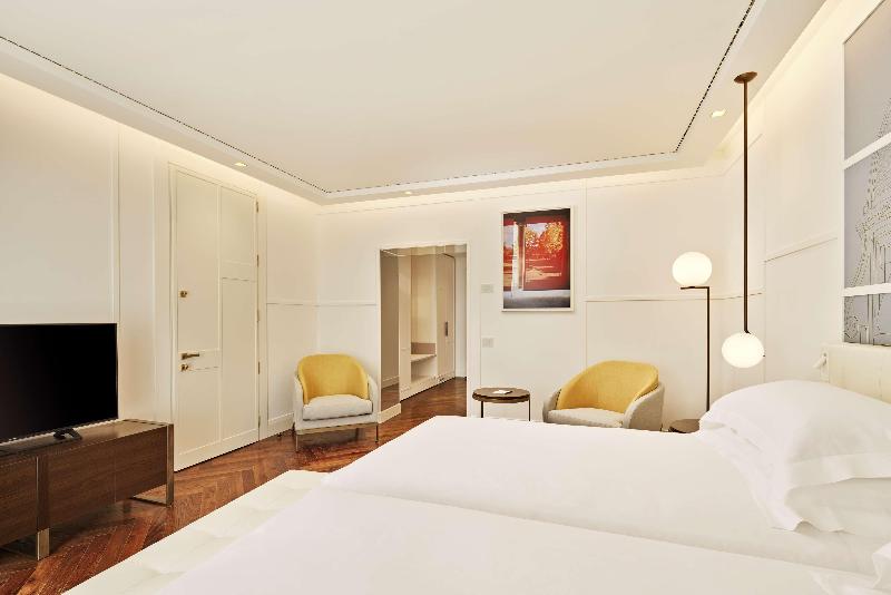 de Bonart Naples-Curio Collection by Hilton - Oda