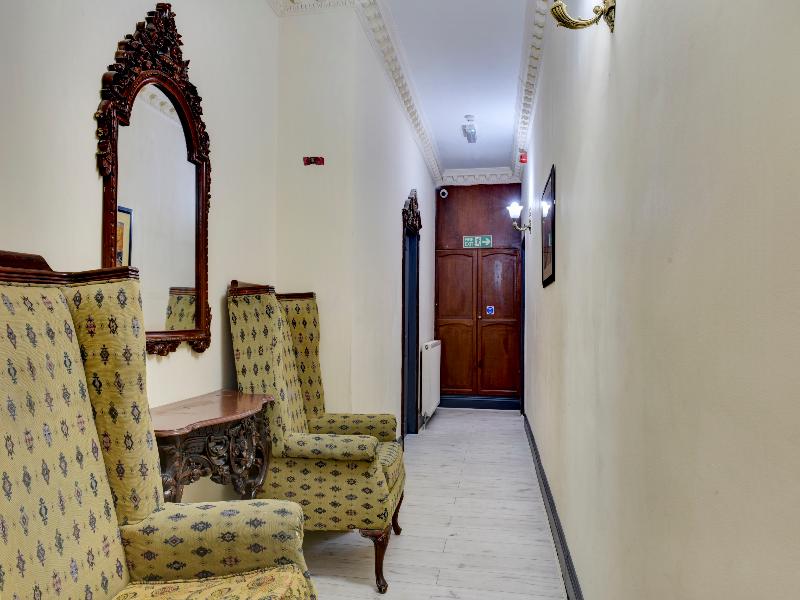 OYO Empire Hotel - Lobi