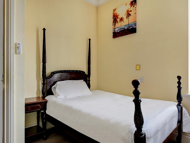 OYO Empire Hotel - Oda