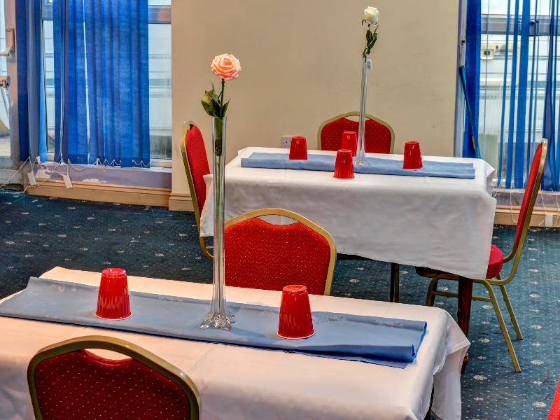 OYO Empire Hotel - Restoran