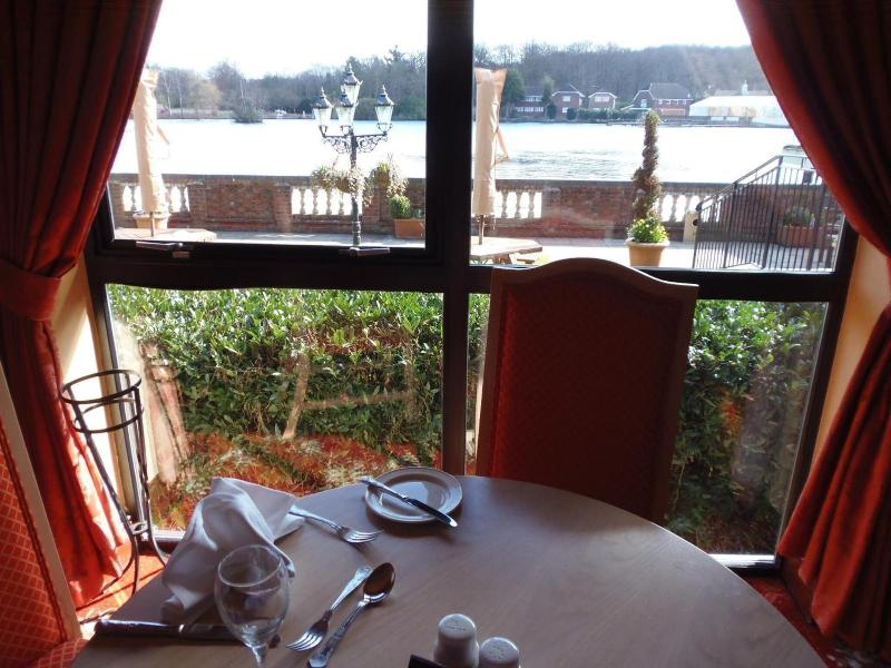 Lakeside International Hotel - Restoran