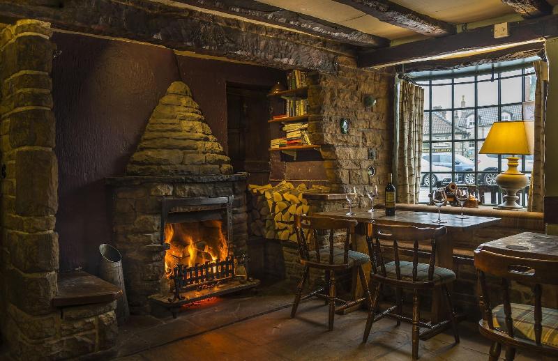 The Feathers Hotel - Bar