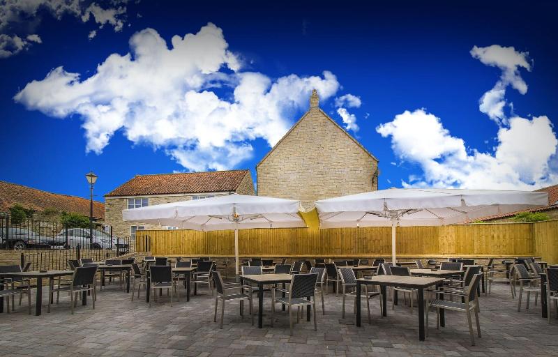 The Feathers Hotel - Teras