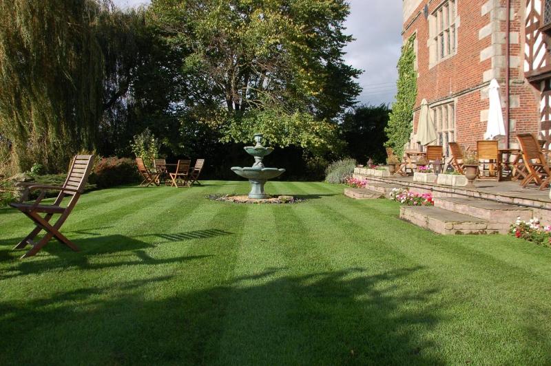 Albright Hussey Manor - Genel