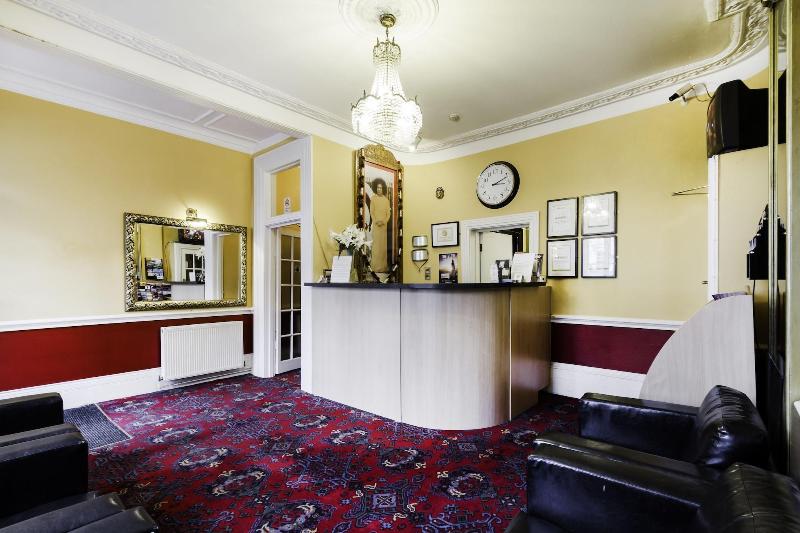 Tudor Court Hotel - Lobi