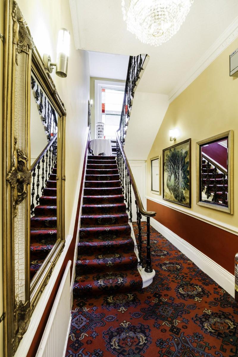 Tudor Court Hotel - Lobi