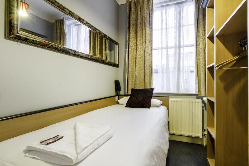 Tudor Court Hotel - Oda