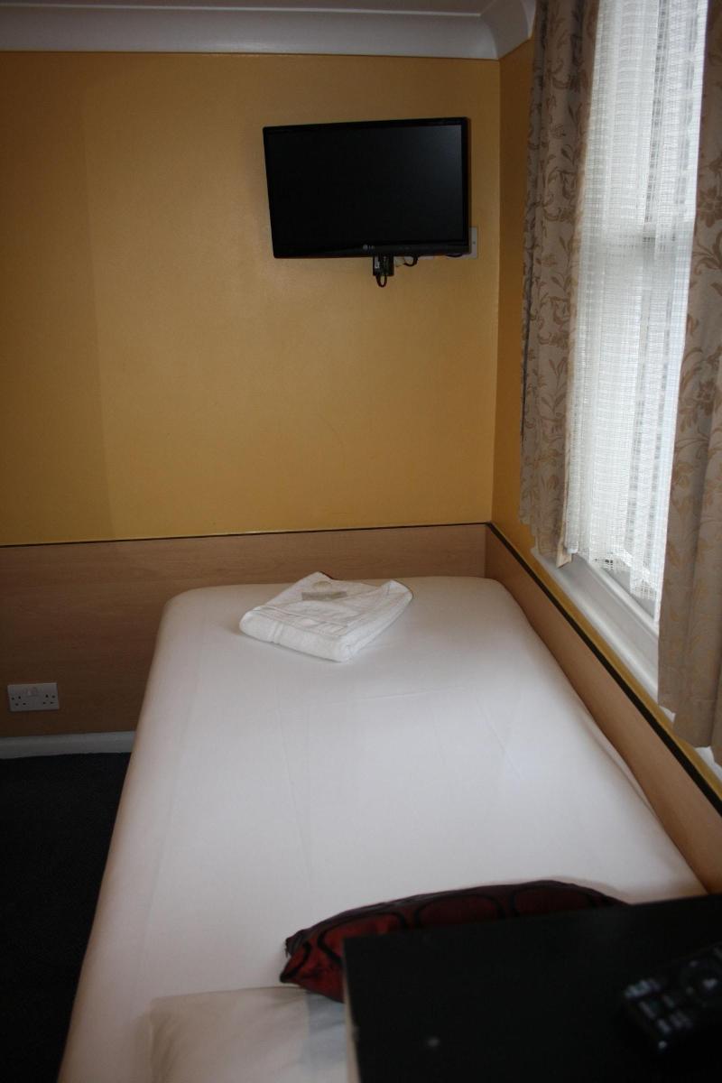 Tudor Court Hotel - Oda