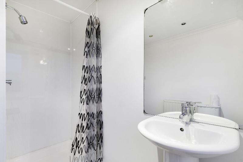 Tudor Court Hotel - Oda