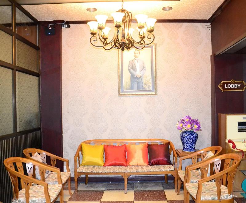 At Bangkok Hotel - Lobi
