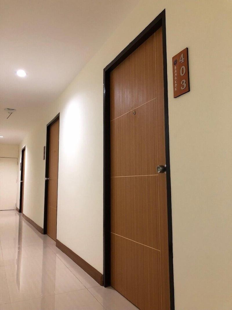 At Bangkok Hotel - Lobi
