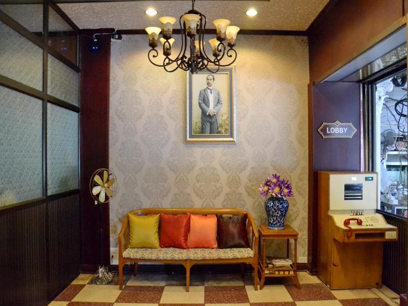 At Bangkok Hotel - Lobi