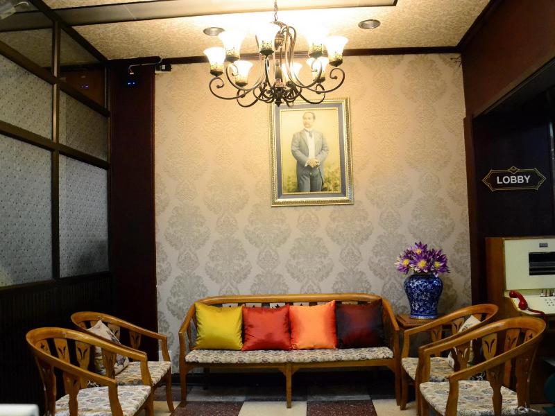 At Bangkok Hotel - Lobi
