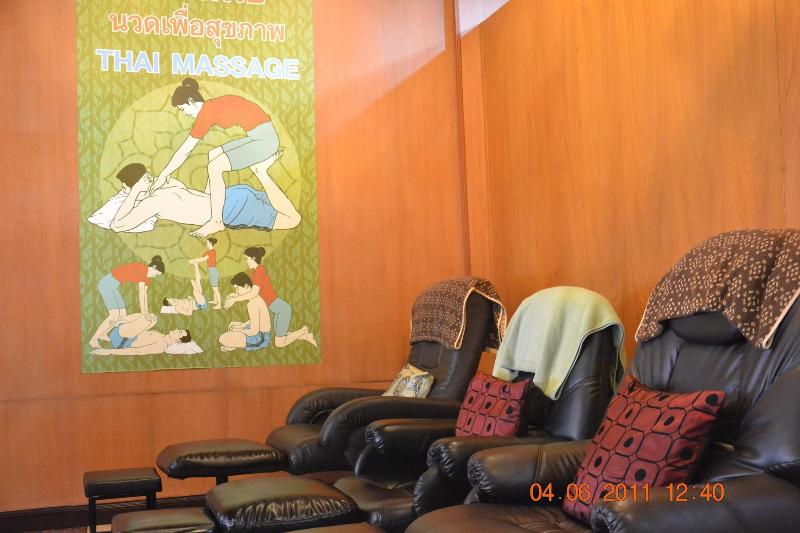 At Bangkok Hotel - Aktivite