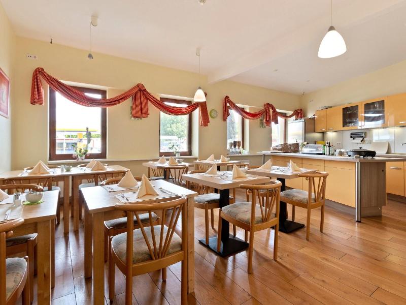 Hotel Bohemia By Vivere Stays - Restoran