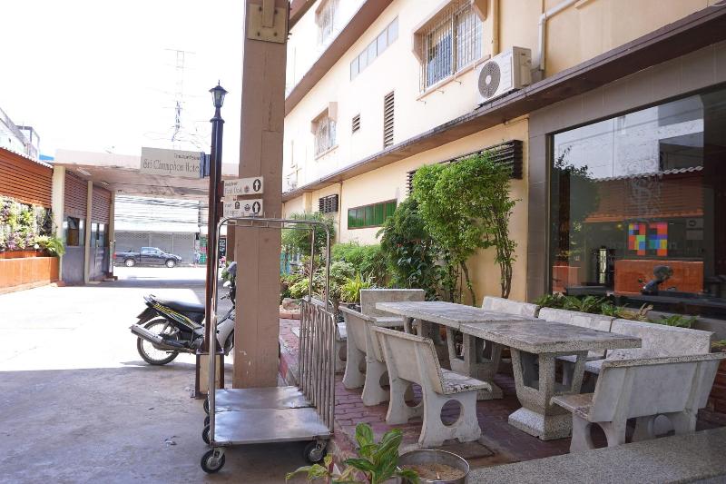 Sri Chumphon Hotel - Teras