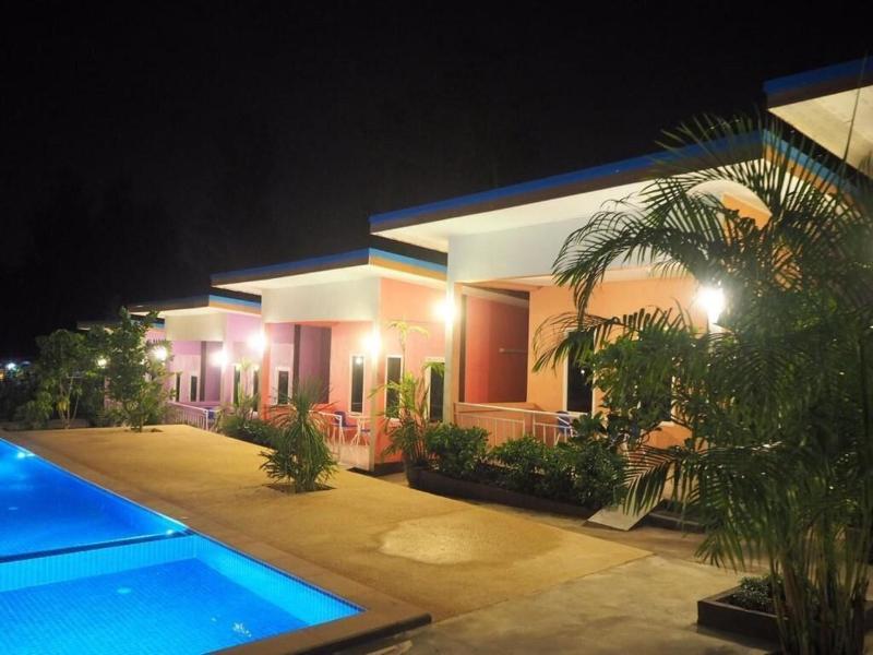 At Night Airport Resort - Havuz