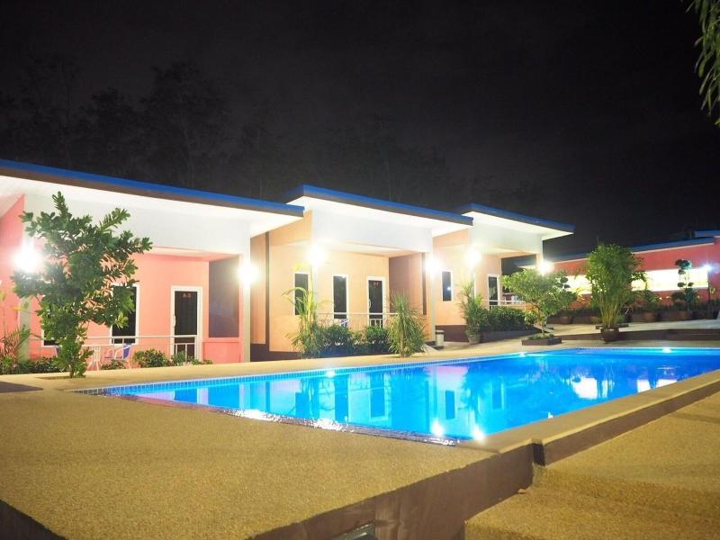 At Night Airport Resort - Havuz