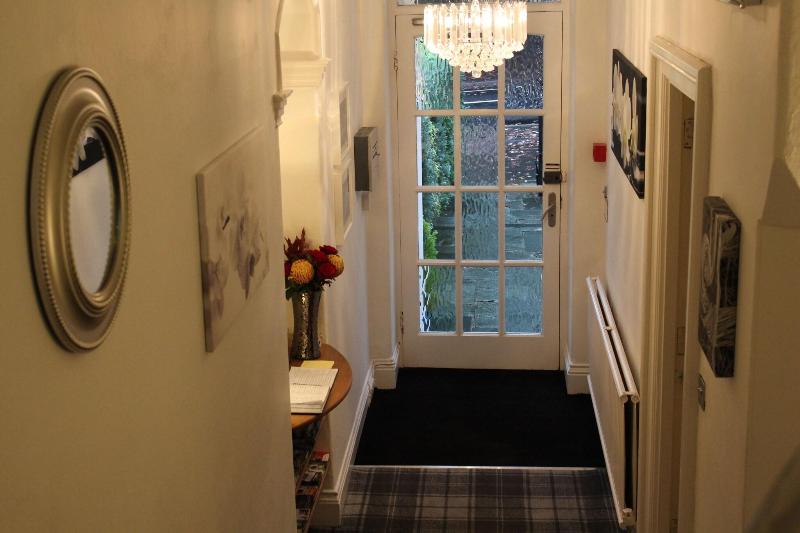 St John's Lodge (incl off-site health club) - Lobi