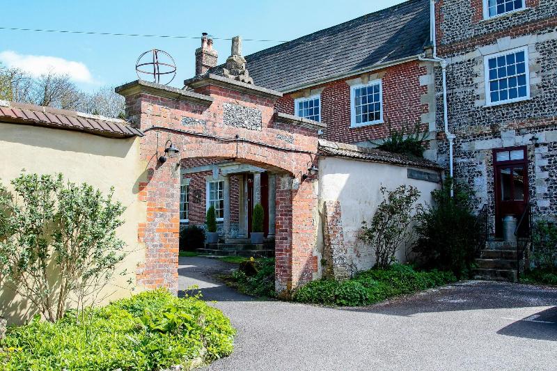 Rollestone Manor - Genel