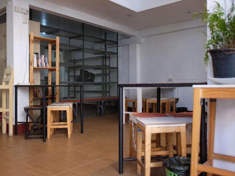 Ploy Hostel - Lobi