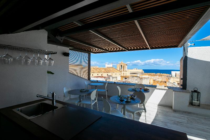 Azzoli Trapani Apartments & Skypool - Adults Only - Bar