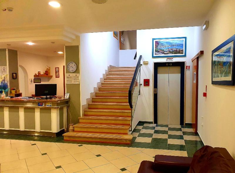 Lively Hotel - Lobi