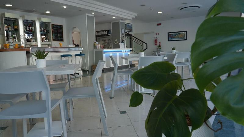 Lively Hotel - Lobi