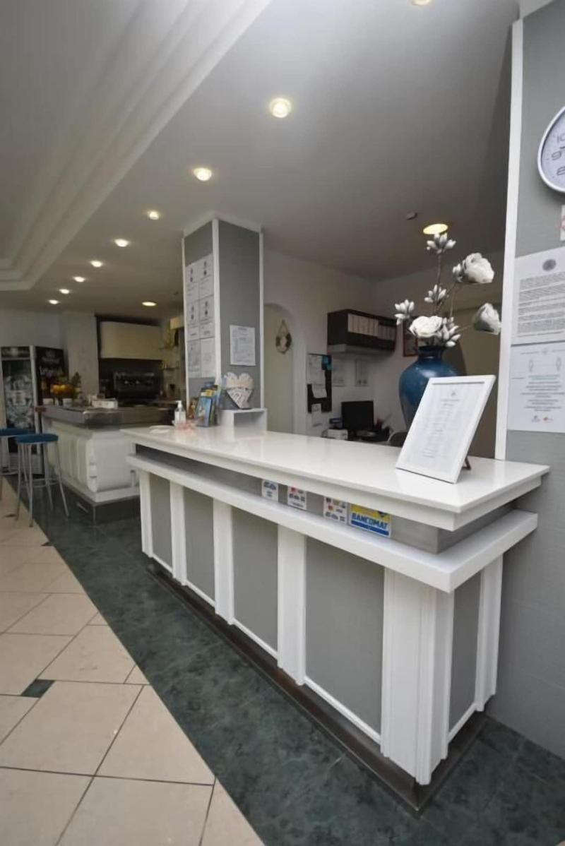 Lively Hotel - Lobi