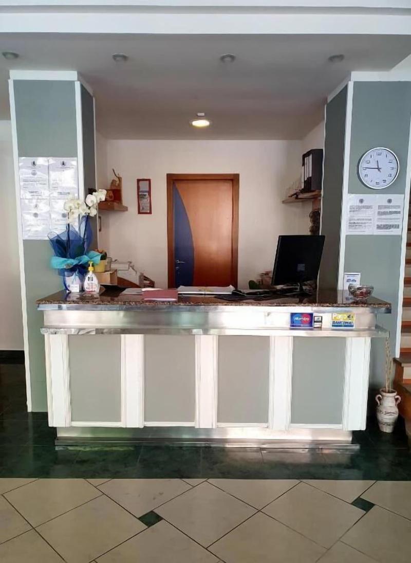 Lively Hotel - Lobi