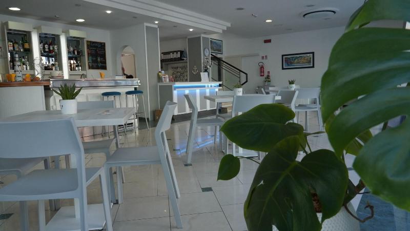 Lively Hotel - Lobi