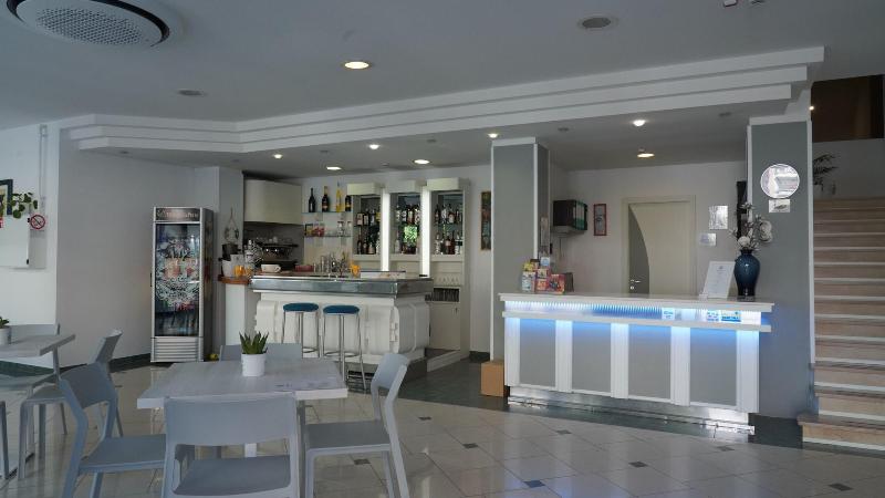 Lively Hotel - Lobi