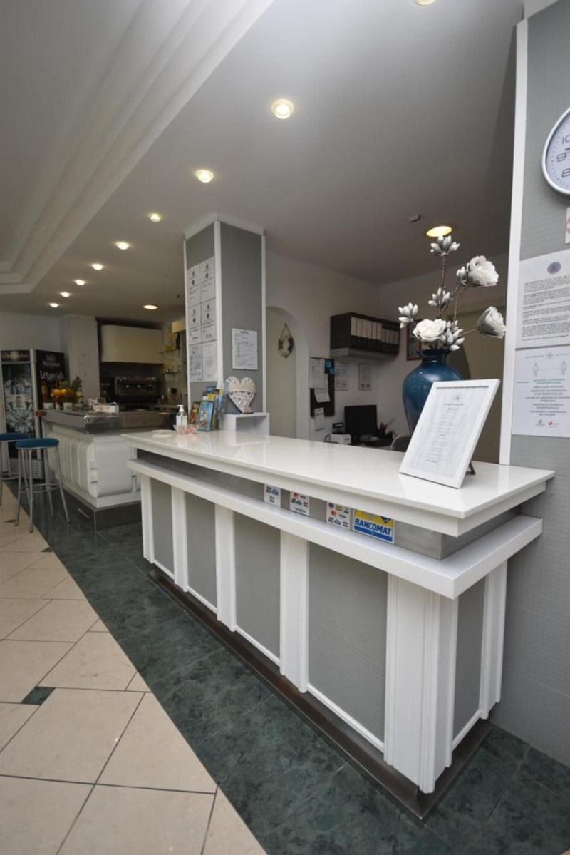 Lively Hotel - Lobi